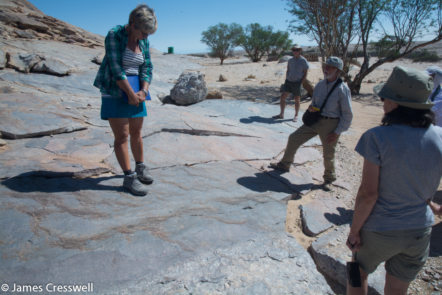 Nicole Grünert explaining the possible glacial striations on polished granites which form a palaeo surface that is the base of the Karoo (700ma granites but 300ma surface) The surface appears to have glacial striations from the ice age that covered Gondwana at this time!