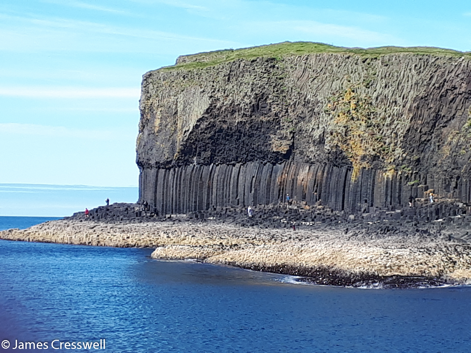 A basalt cliff showing columnar cooling structures