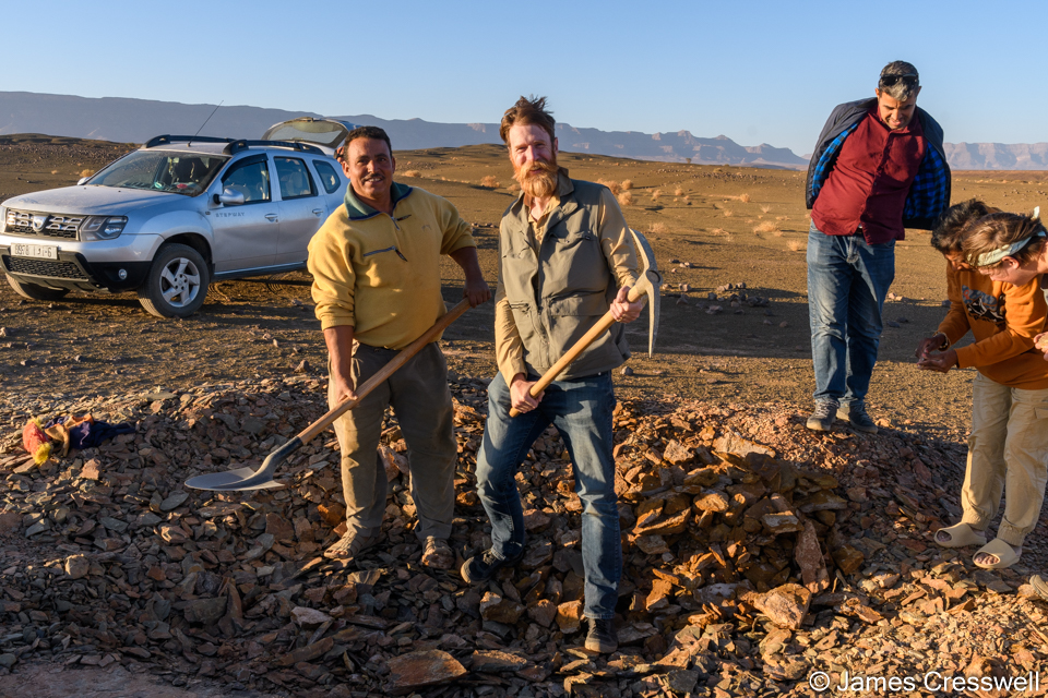 James and Hassan Ben Moula digging in the Fezouata Lagerstätte