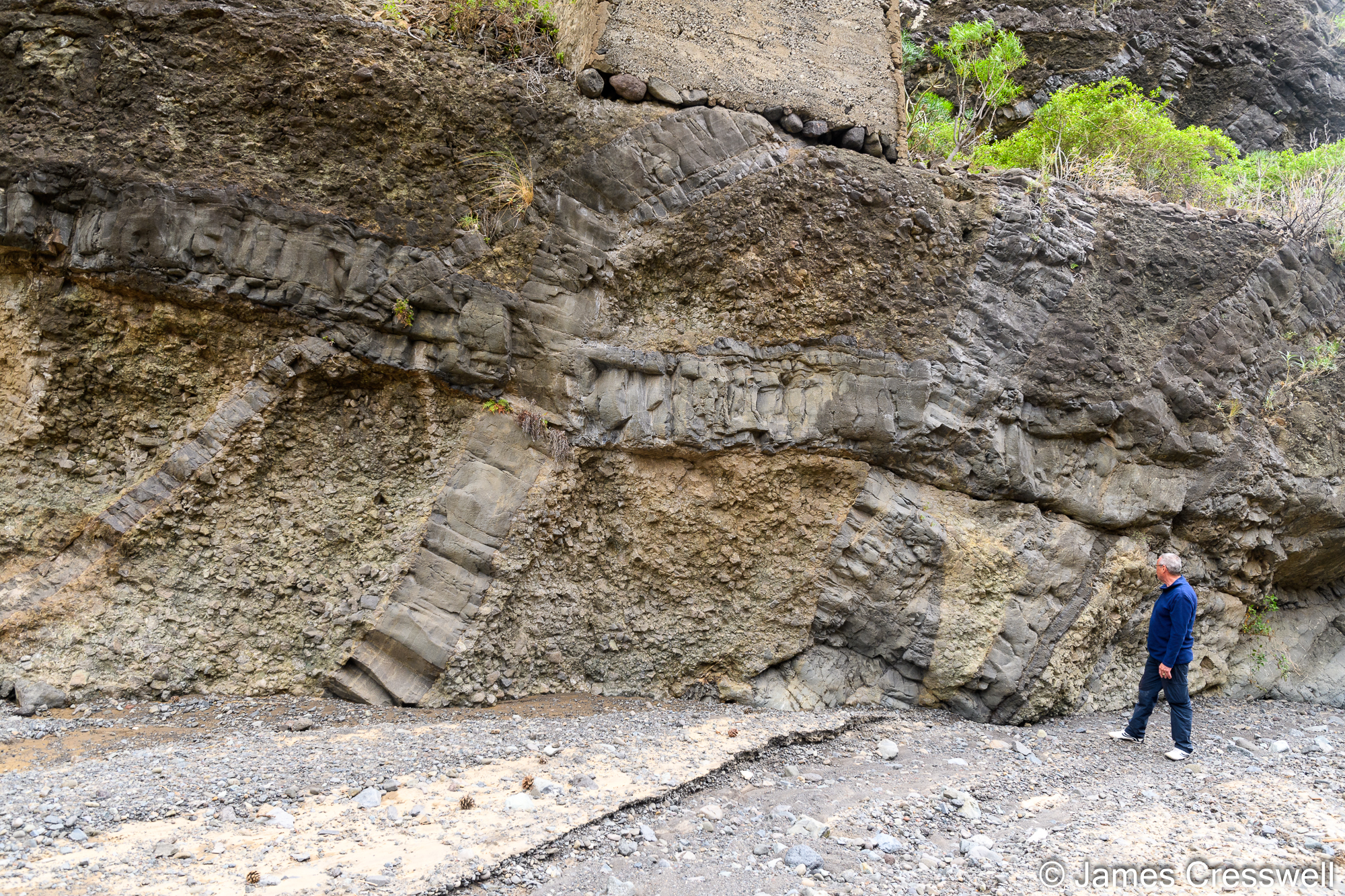 Two different generations of dykes cutting through submarine breccia