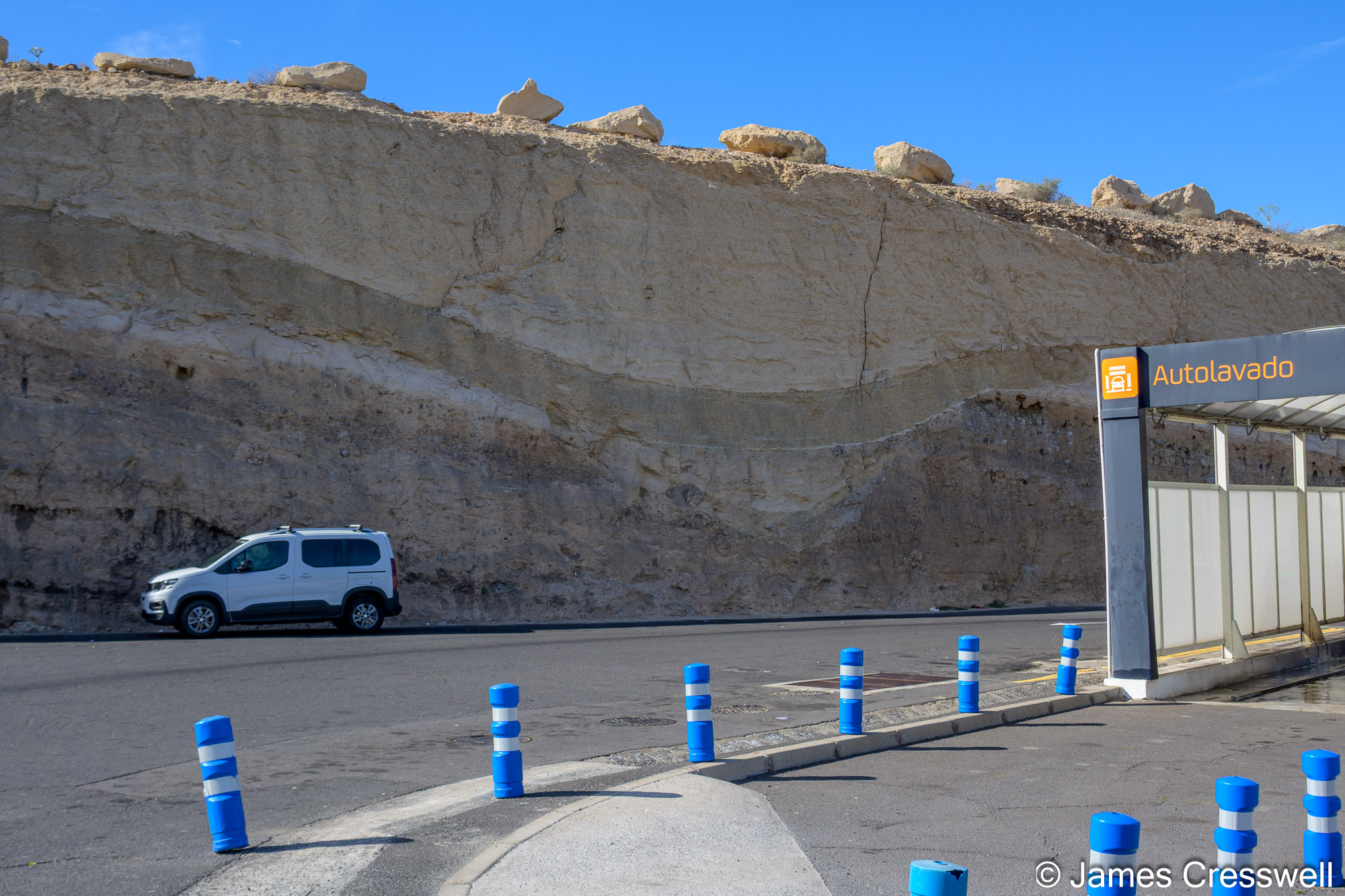 An erosional channel near the base of Mña. de Guaza which is filled with pyroclastic flow deposits (likely from Guaza) and with fall deposits from Caldera del Rey.